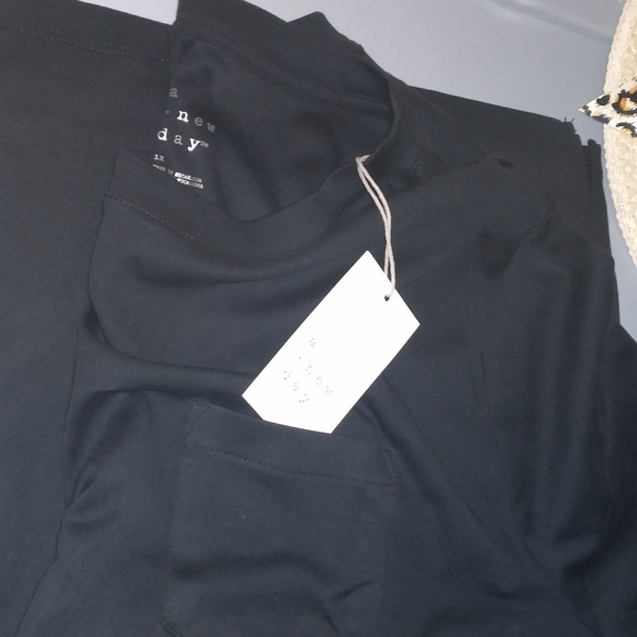 Just In! Black top w/ Pocket Sz. 1X - Picture 4 of 4